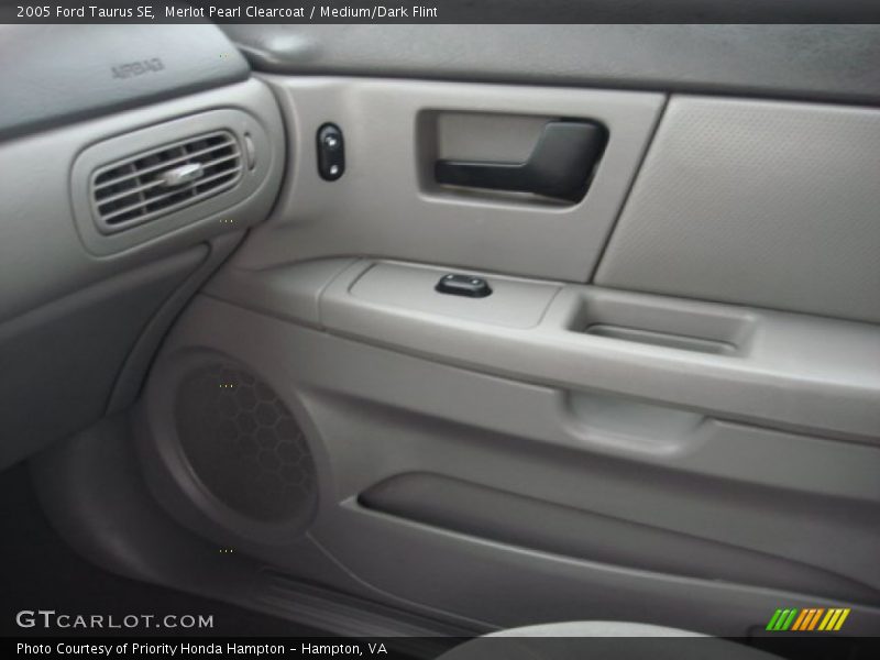 Merlot Pearl Clearcoat / Medium/Dark Flint 2005 Ford Taurus SE