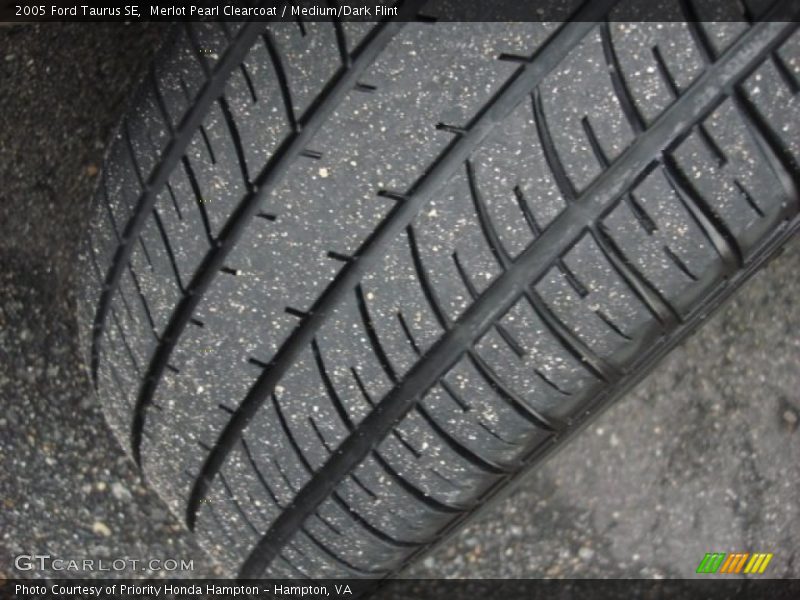 Merlot Pearl Clearcoat / Medium/Dark Flint 2005 Ford Taurus SE