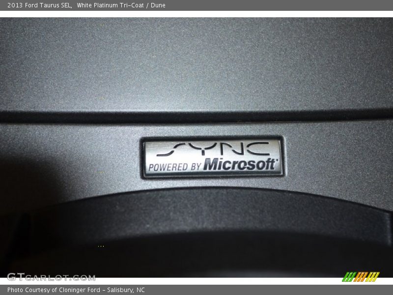 White Platinum Tri-Coat / Dune 2013 Ford Taurus SEL