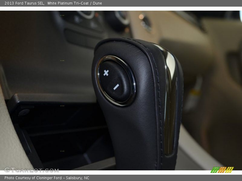 White Platinum Tri-Coat / Dune 2013 Ford Taurus SEL