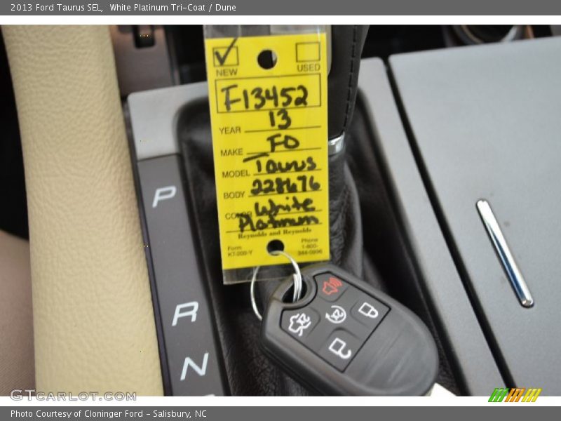 White Platinum Tri-Coat / Dune 2013 Ford Taurus SEL