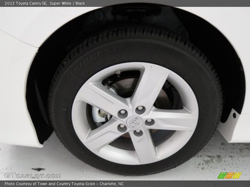 Super White / Black 2013 Toyota Camry SE