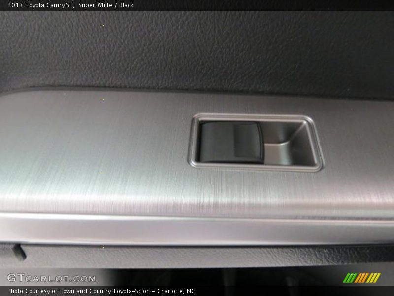 Super White / Black 2013 Toyota Camry SE