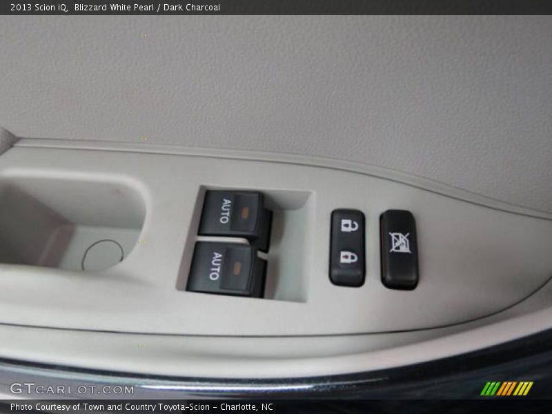 Blizzard White Pearl / Dark Charcoal 2013 Scion iQ