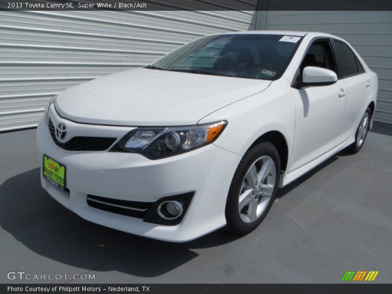 Super White / Black/Ash 2013 Toyota Camry SE