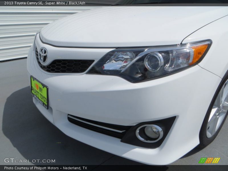 Super White / Black/Ash 2013 Toyota Camry SE