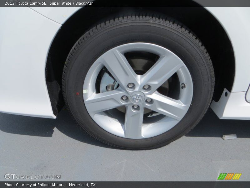 Super White / Black/Ash 2013 Toyota Camry SE
