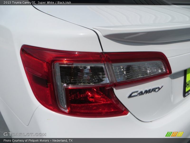 Super White / Black/Ash 2013 Toyota Camry SE