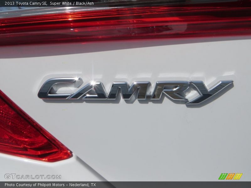 Super White / Black/Ash 2013 Toyota Camry SE