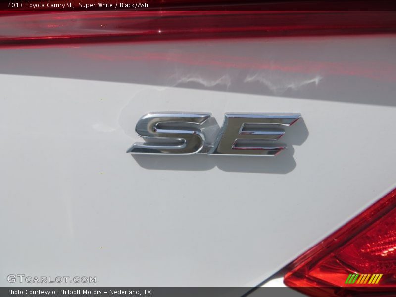 Super White / Black/Ash 2013 Toyota Camry SE