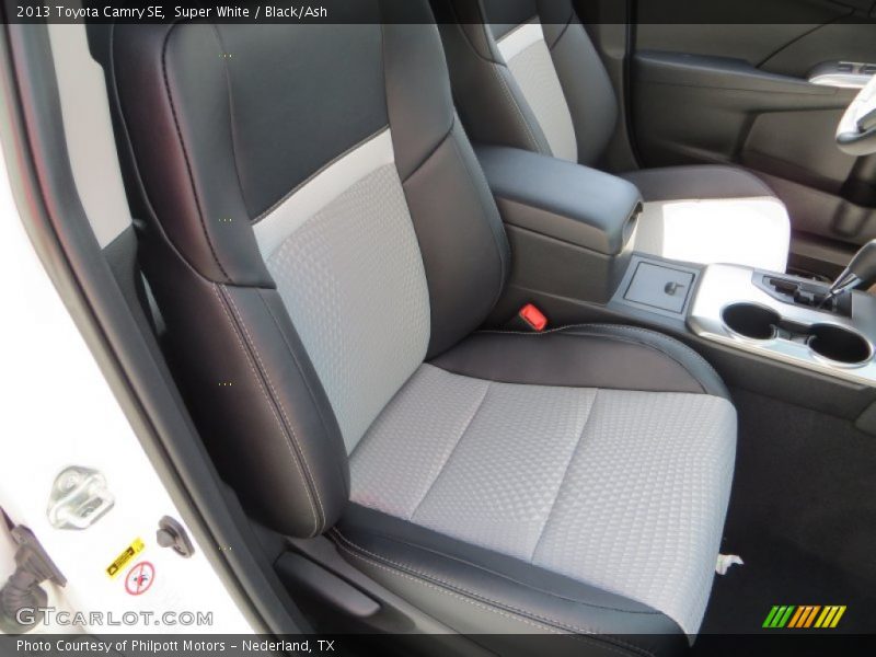 Super White / Black/Ash 2013 Toyota Camry SE
