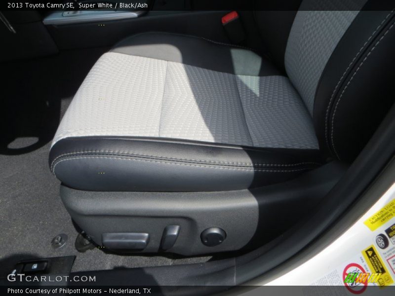 Super White / Black/Ash 2013 Toyota Camry SE