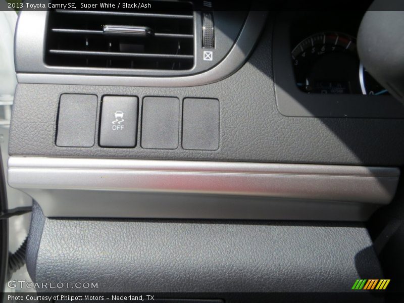 Super White / Black/Ash 2013 Toyota Camry SE