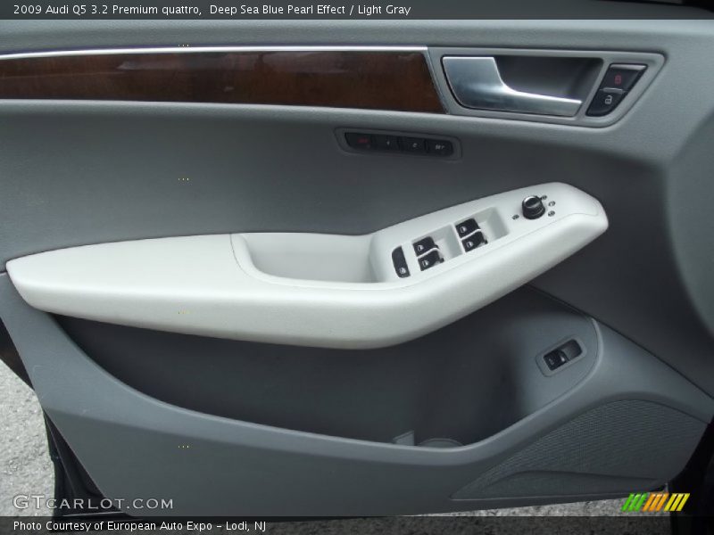 Deep Sea Blue Pearl Effect / Light Gray 2009 Audi Q5 3.2 Premium quattro