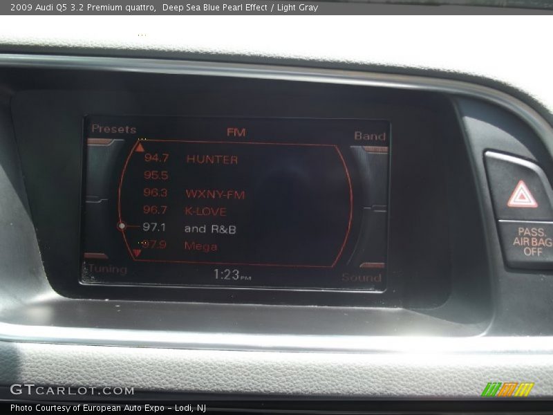 Deep Sea Blue Pearl Effect / Light Gray 2009 Audi Q5 3.2 Premium quattro