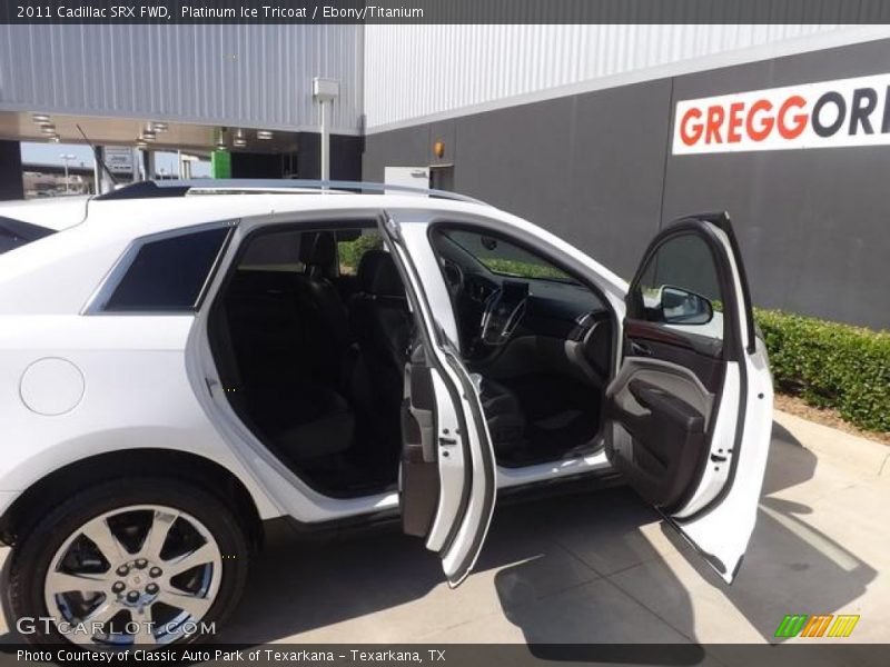 Platinum Ice Tricoat / Ebony/Titanium 2011 Cadillac SRX FWD