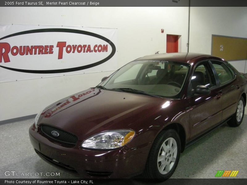 Merlot Pearl Clearcoat / Beige 2005 Ford Taurus SE