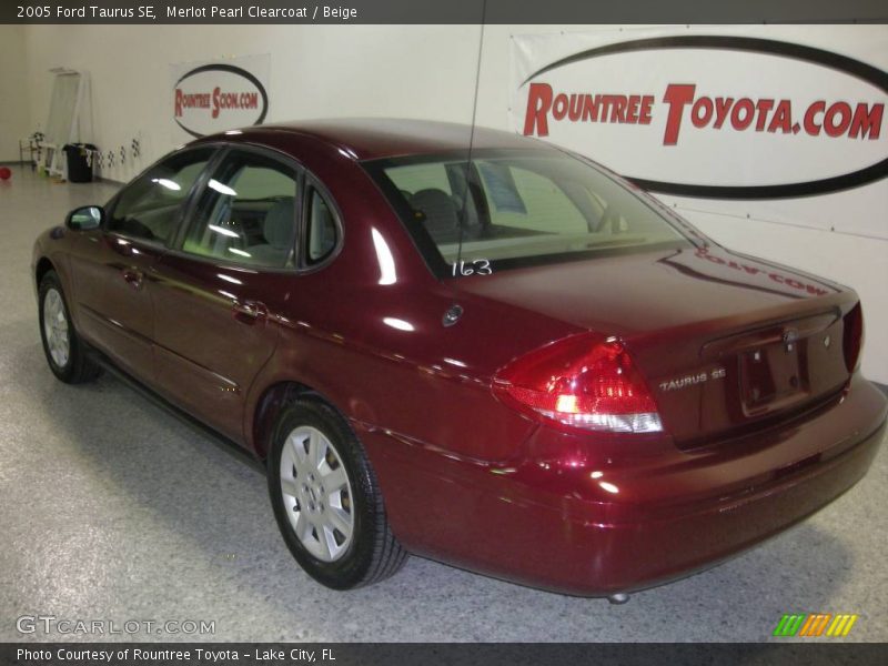 Merlot Pearl Clearcoat / Beige 2005 Ford Taurus SE