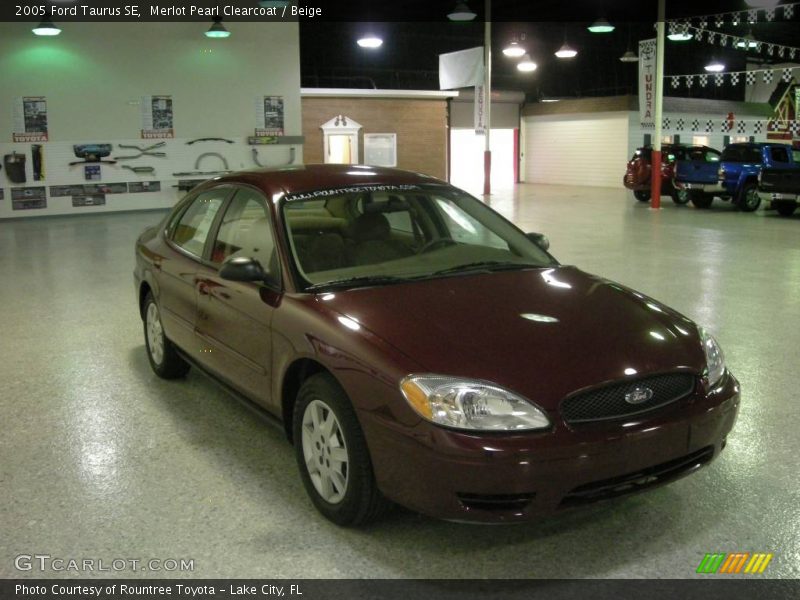 Merlot Pearl Clearcoat / Beige 2005 Ford Taurus SE