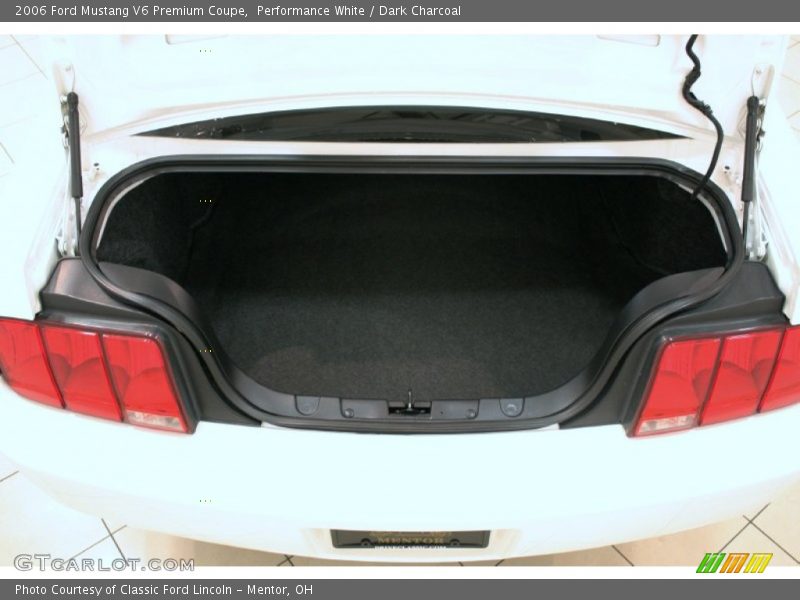Performance White / Dark Charcoal 2006 Ford Mustang V6 Premium Coupe