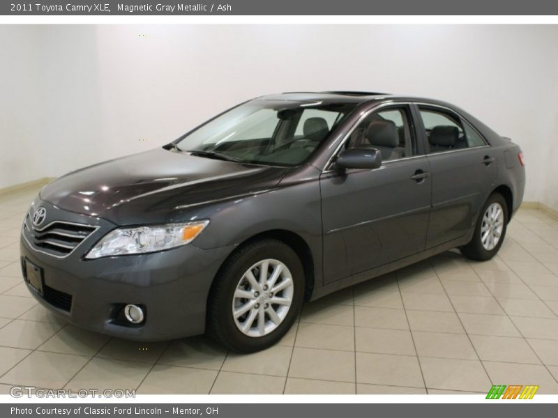 Front 3/4 View of 2011 Camry XLE