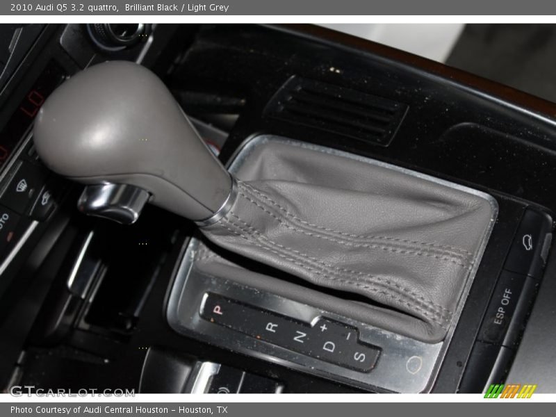 Brilliant Black / Light Grey 2010 Audi Q5 3.2 quattro