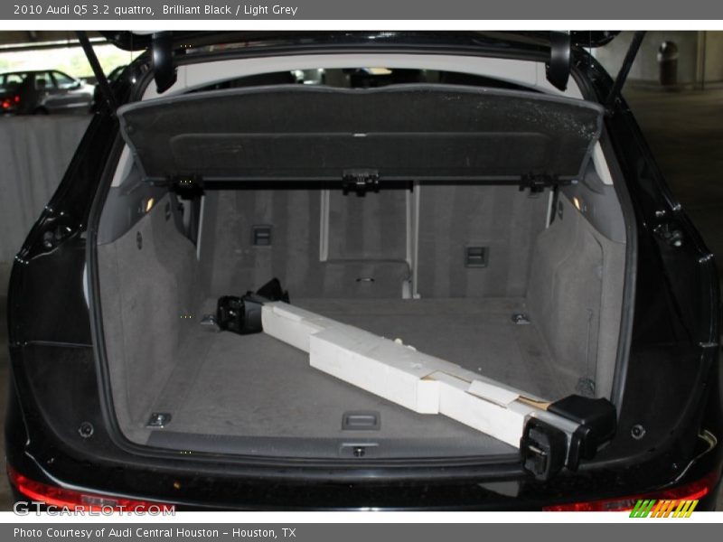 Brilliant Black / Light Grey 2010 Audi Q5 3.2 quattro