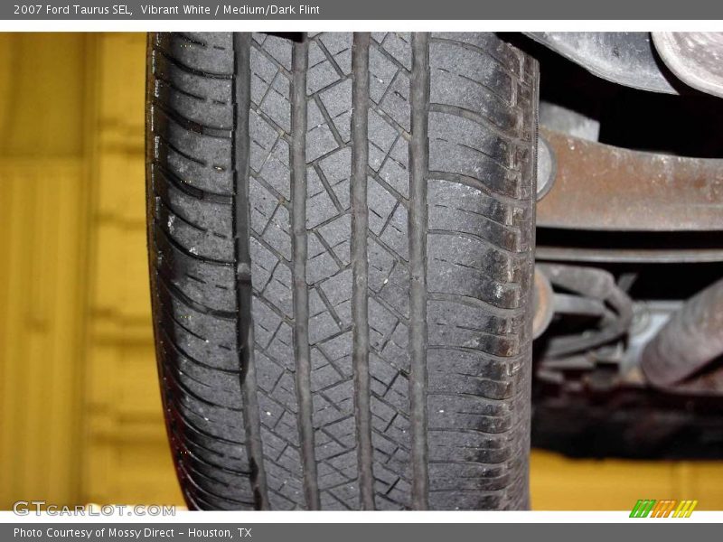 Vibrant White / Medium/Dark Flint 2007 Ford Taurus SEL