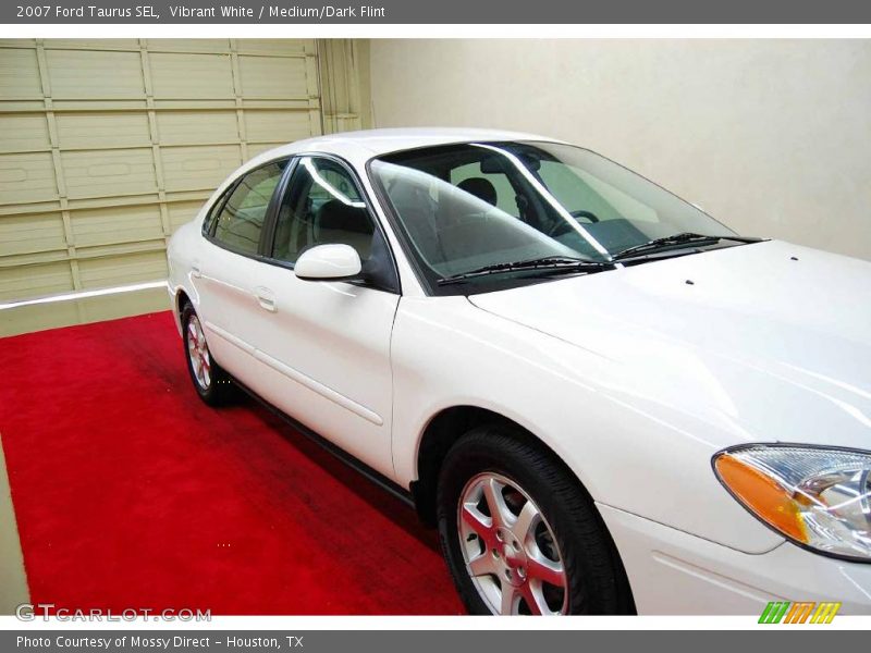 Vibrant White / Medium/Dark Flint 2007 Ford Taurus SEL