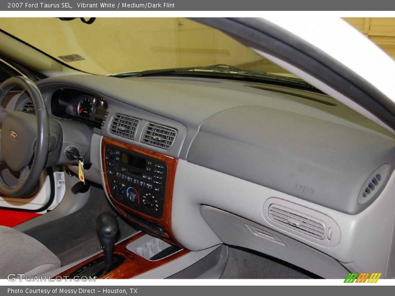 Vibrant White / Medium/Dark Flint 2007 Ford Taurus SEL