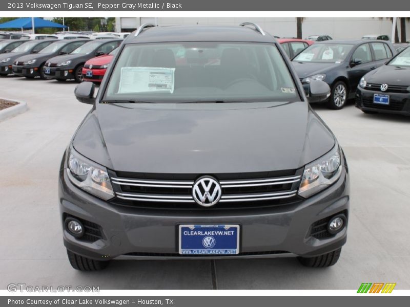 Pepper Gray Metallic / Black 2013 Volkswagen Tiguan SE