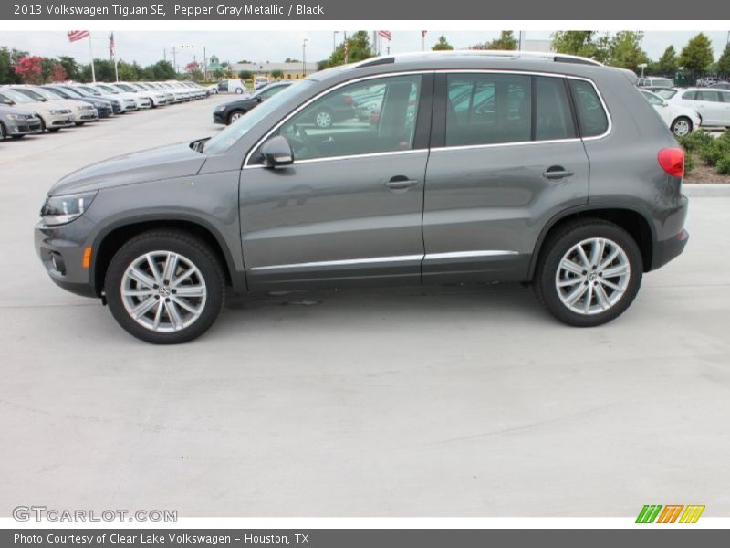 Pepper Gray Metallic / Black 2013 Volkswagen Tiguan SE