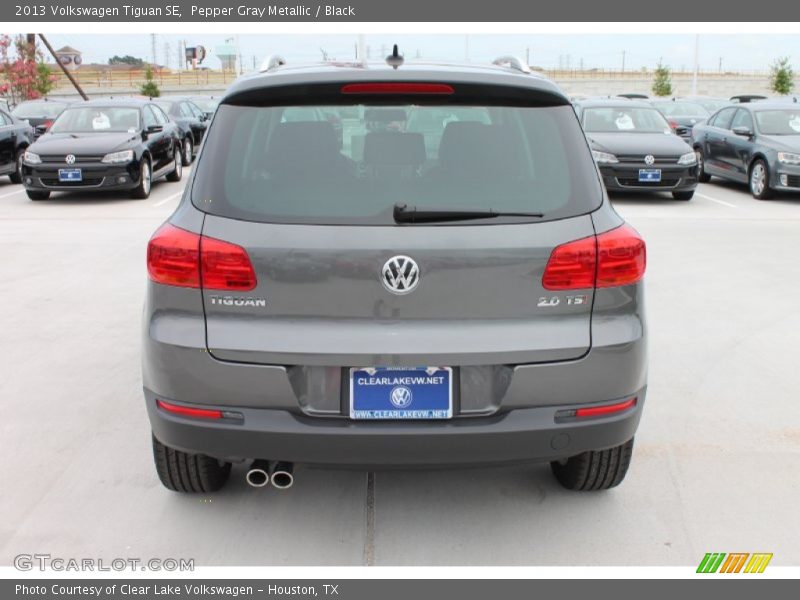 Pepper Gray Metallic / Black 2013 Volkswagen Tiguan SE