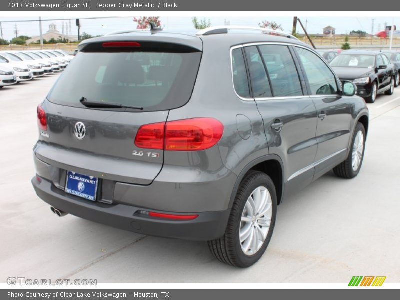 Pepper Gray Metallic / Black 2013 Volkswagen Tiguan SE