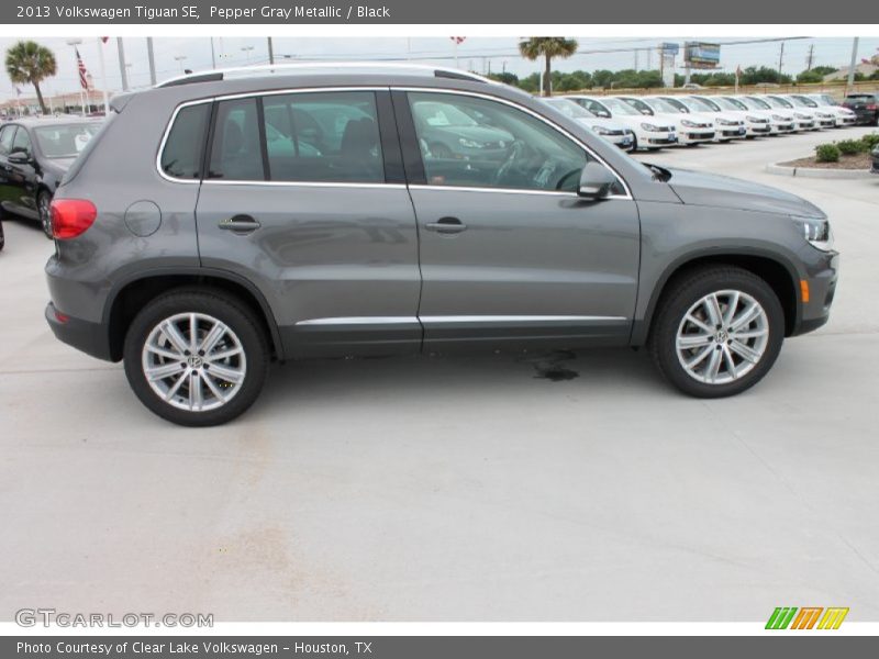 Pepper Gray Metallic / Black 2013 Volkswagen Tiguan SE