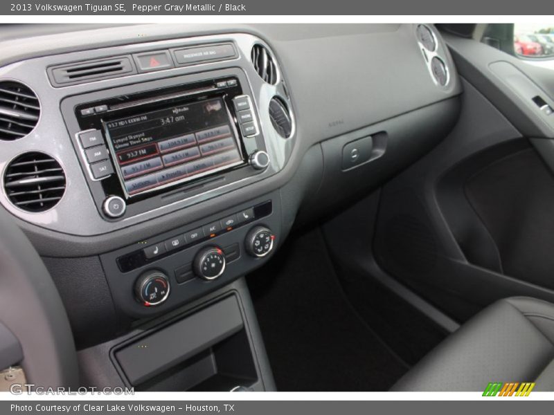Pepper Gray Metallic / Black 2013 Volkswagen Tiguan SE