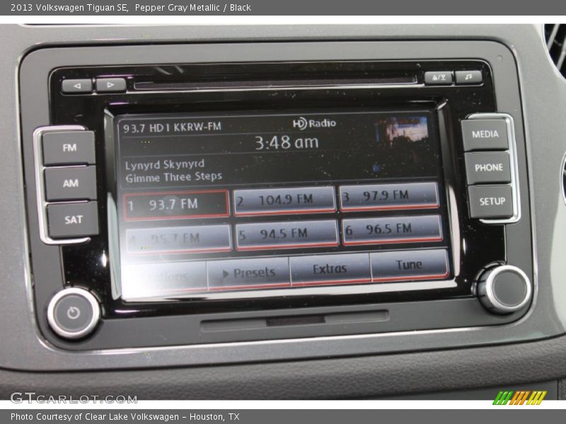 Pepper Gray Metallic / Black 2013 Volkswagen Tiguan SE