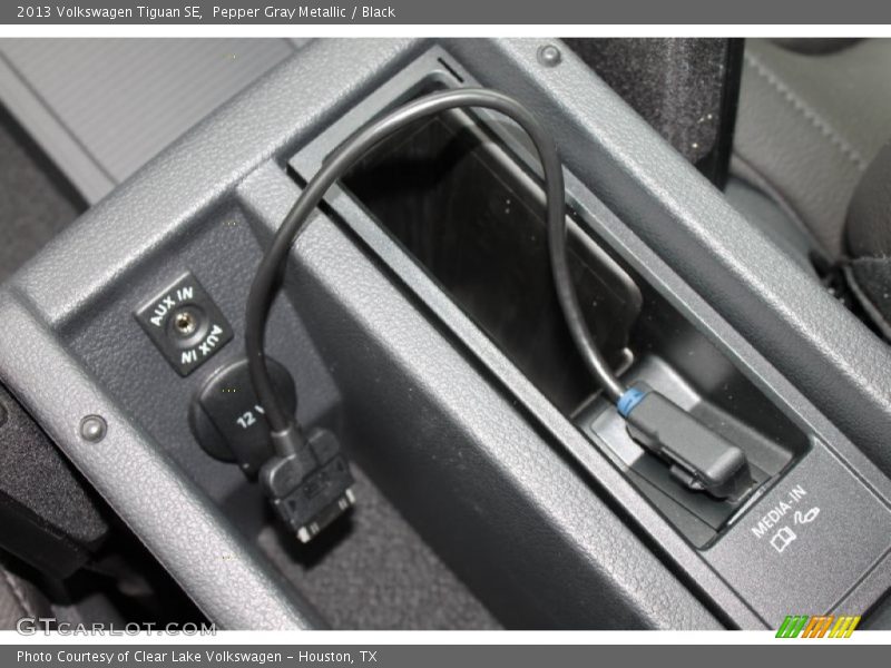 Pepper Gray Metallic / Black 2013 Volkswagen Tiguan SE