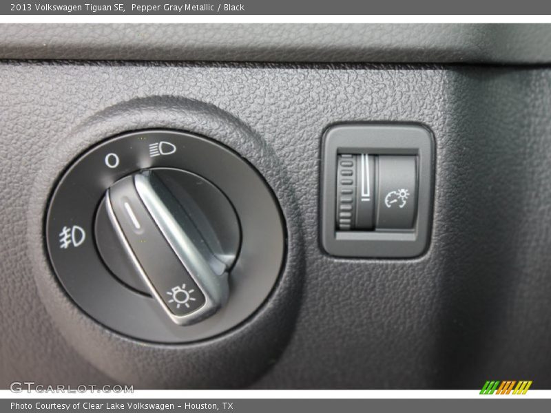Pepper Gray Metallic / Black 2013 Volkswagen Tiguan SE