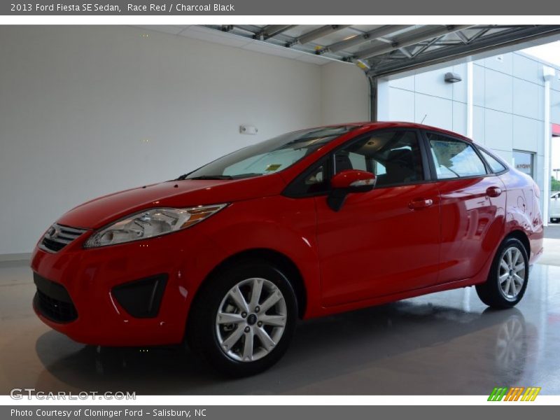 Race Red / Charcoal Black 2013 Ford Fiesta SE Sedan