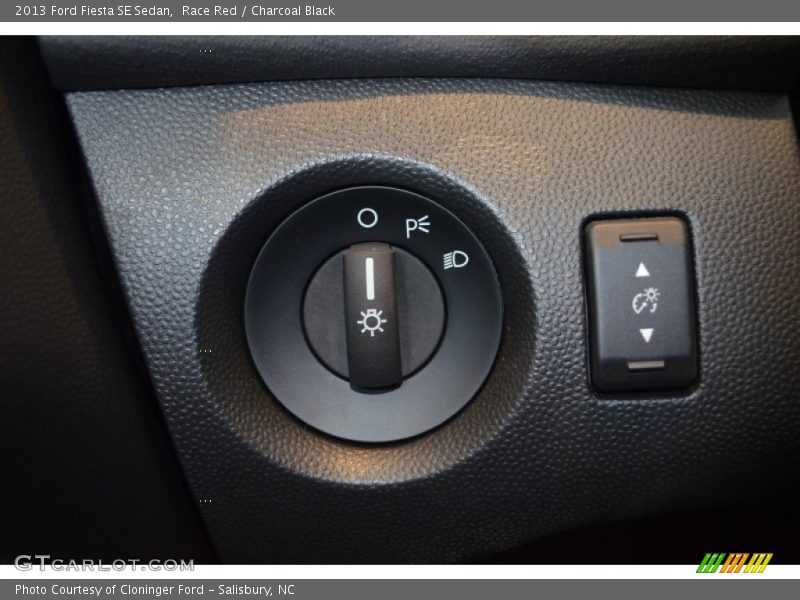 Race Red / Charcoal Black 2013 Ford Fiesta SE Sedan