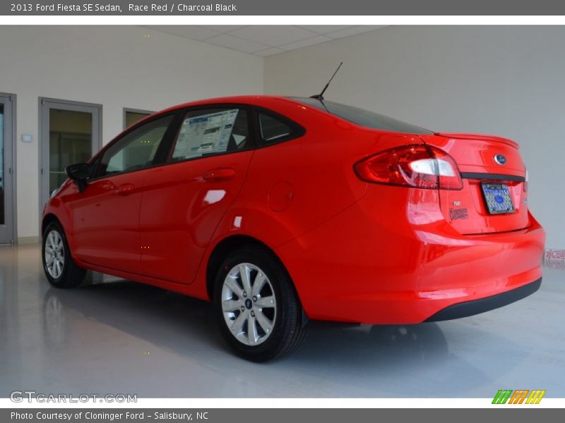 Race Red / Charcoal Black 2013 Ford Fiesta SE Sedan