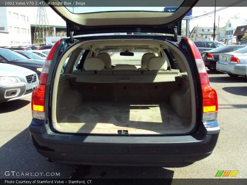 Midnight Blue / Beige 2001 Volvo V70 2.4T
