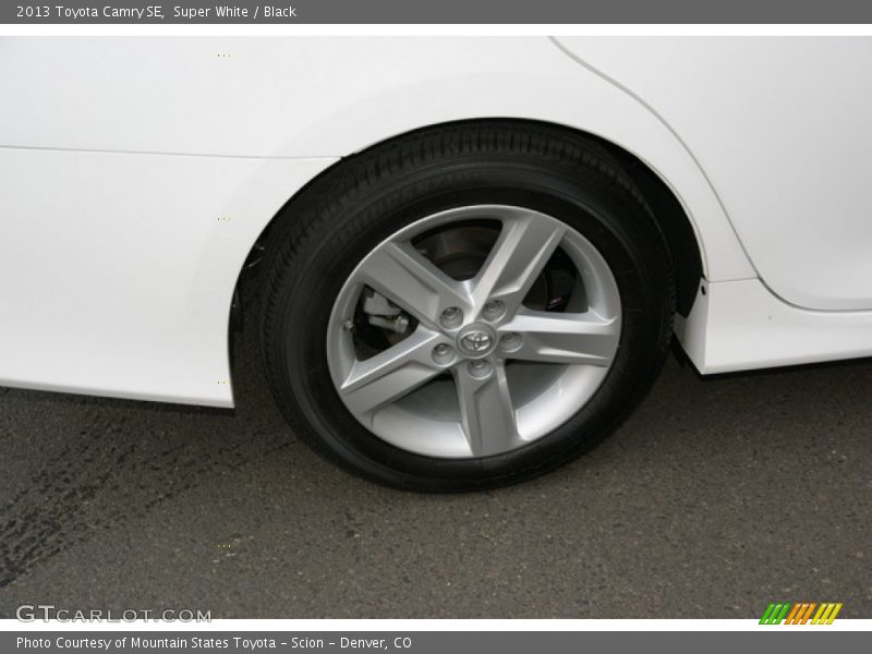 Super White / Black 2013 Toyota Camry SE