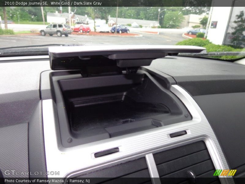 White Gold / Dark Slate Gray 2010 Dodge Journey SE