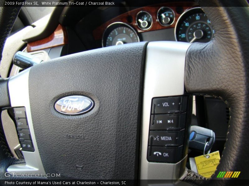 White Platinum Tri-Coat / Charcoal Black 2009 Ford Flex SE