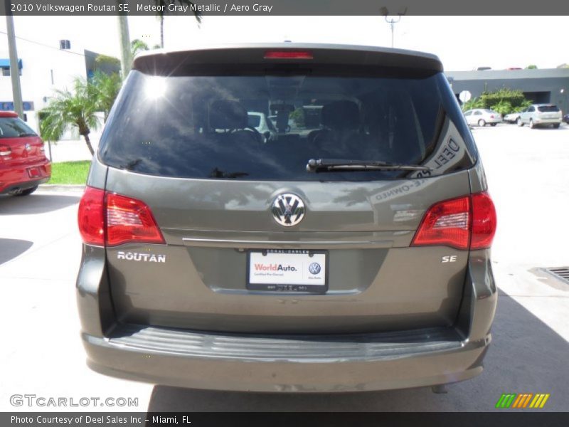 Meteor Gray Metallic / Aero Gray 2010 Volkswagen Routan SE