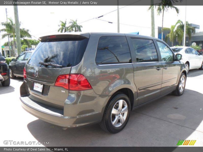 Meteor Gray Metallic / Aero Gray 2010 Volkswagen Routan SE