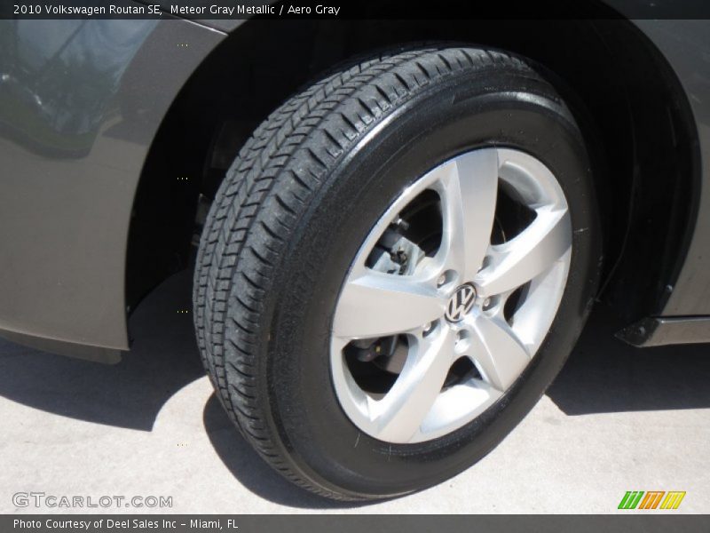 Meteor Gray Metallic / Aero Gray 2010 Volkswagen Routan SE