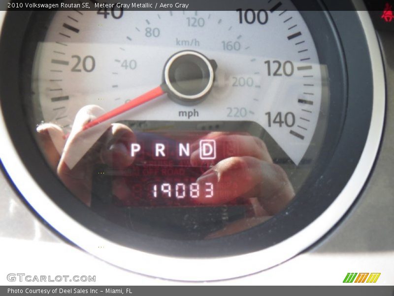 Meteor Gray Metallic / Aero Gray 2010 Volkswagen Routan SE